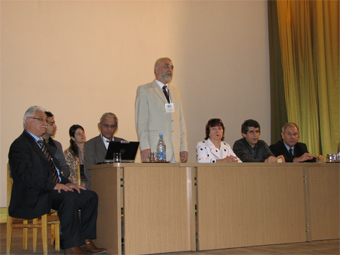 президиум конференции (слева на право): Lamberto Re (профессор,Италия), Fabio Antunez Guzman (президент FIOOT,Мексика), Tom?s Moreira Hern?ndez (lbhtrnjh директор исследовательского центра озонотерапии,Куба), Назаров Е.И. (Председатель Всеукраинской ассоциации озонотерапевтов. Украина), Конторщикова К.Н. (профессор, Россия), Зайцев В.Я. (директор фирмы «Медозон», Россия), Перетягин С.П. (председатель Российской ассоциации озонотерапевтов, Россия) президиум конференции (слева на право): Lamberto Re (профессор,Италия), Fabio Antunez Guzman (президент FIOOT,Мексика), Tom?s Moreira Hern?ndez (lbhtrnjh директор исследовательского центра озонотерапии,Куба), Назаров Е.И. (Председатель Всеукраинской ассоциации озонотерапевтов. Украина), Конторщикова К.Н. (профессор, Россия), Зайцев В.Я. (директор фирмы «Медозон», Россия), Перетягин С.П. (председатель Российской ассоциации озонотерапевтов, Россия)